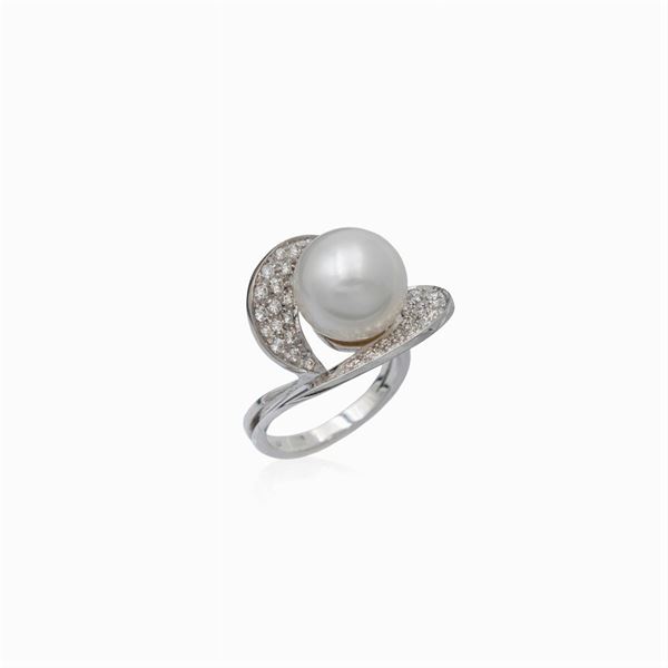 18kt white gold with Australian pearl and diamonds ring