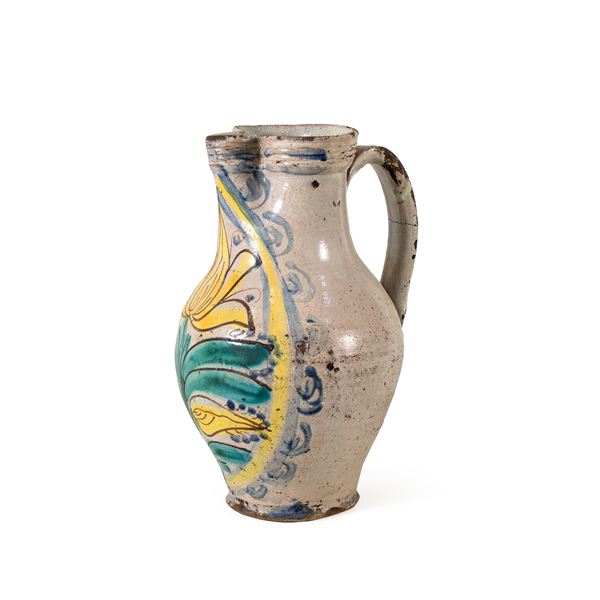 Caraffa in maiolica policroma