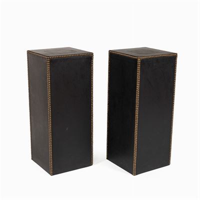 Coppia di Basi Squadrate Rivestite in Pelle con Borchie in Ottone