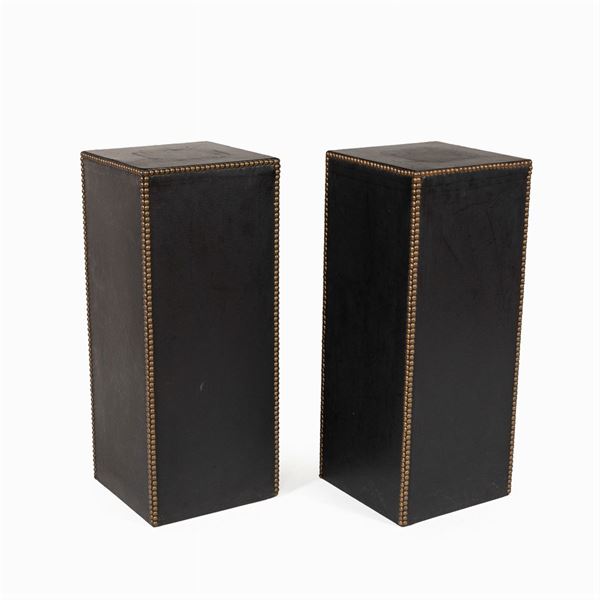 Coppia di basi squadrate rivestite in pelle con borchie in ottone