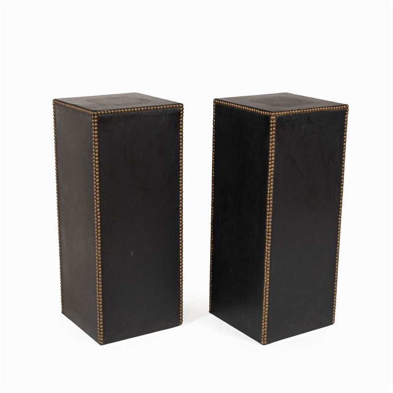 Coppia di Basi Squadrate Rivestite in Pelle con Borchie in Ottone