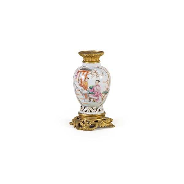 Piccolo vaso in porcellana  (Cina, XVIII-XIX Sec.)  - Asta Dipinti Antichi, Arredi, Sculture e Oggetti d'Arte - Colasanti Casa d'Aste