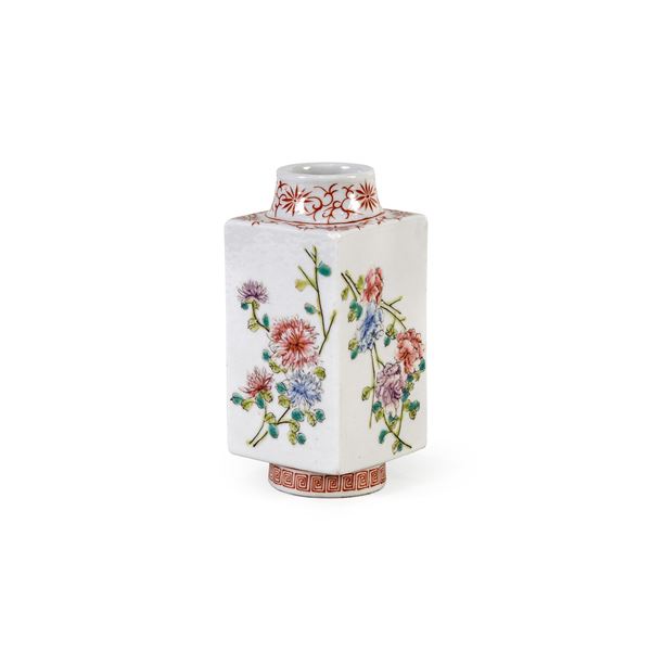 Square porcelain vase  (China, 20th century)  - Auction Old Master Paintings, Furniture, Sculpture and Works of Art - Colasanti Casa d'Aste