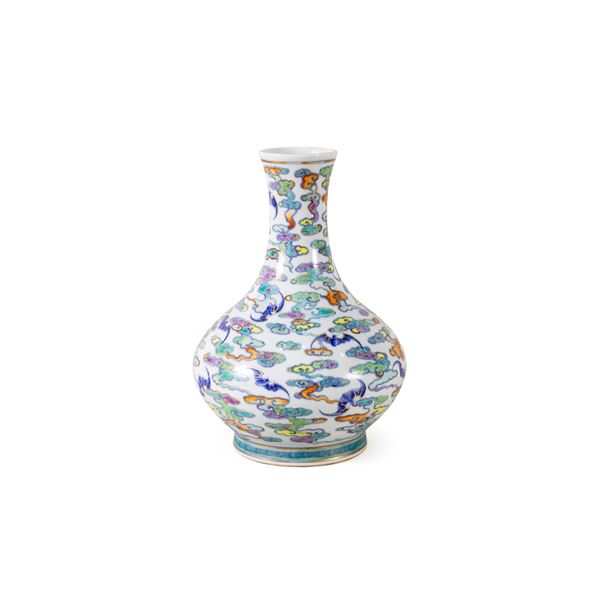 Polychrome porcelain Tianqiuping vase  (China, 20th century)  - Auction Old Master Paintings, Furniture, Sculpture and Works of Art - Colasanti Casa d'Aste