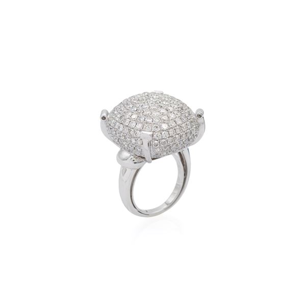 18kt white gold and pavé diamonds ring
