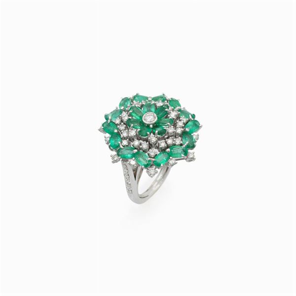 Anello a motivo floreale in oro bianco 18kt