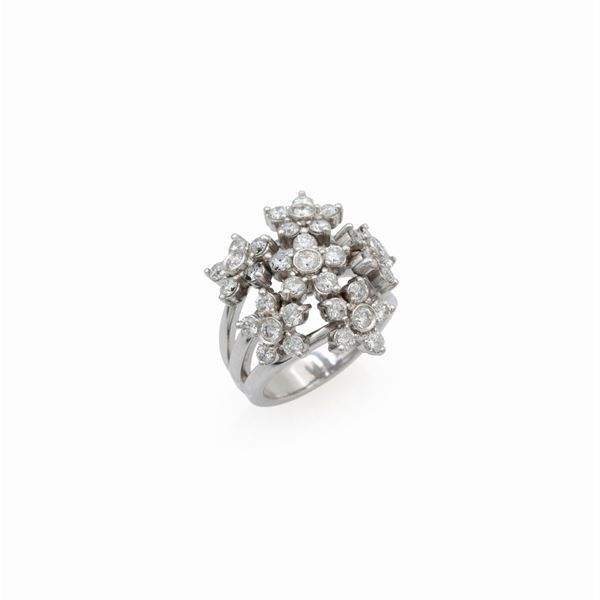 14kt white gold Rotating ring with floral motif
