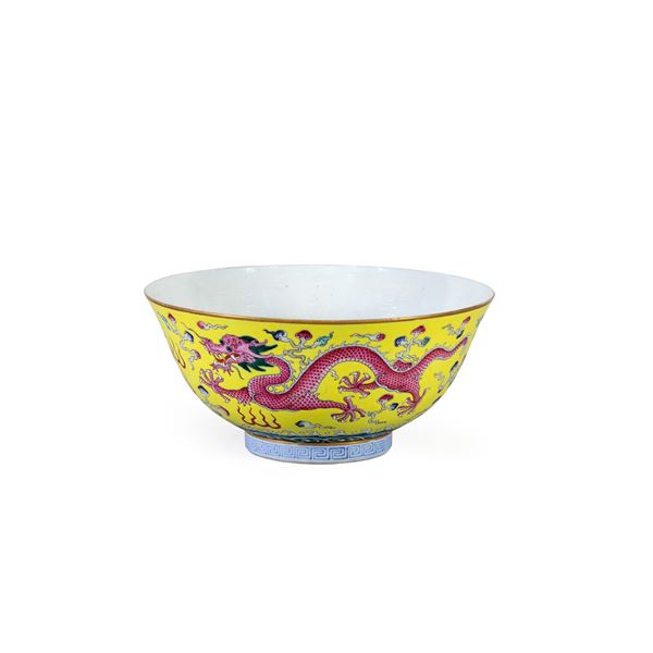 Coppa in porcellana policroma  (Cina, XX Sec.)  - Asta Dipinti Antichi, Arredi, Sculture e Oggetti d'Arte - Colasanti Casa d'Aste