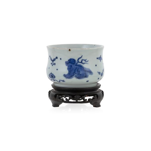 Incensiere in porcellana  (Cina, XVIII-XIX Sec.)  - Asta Dipinti Antichi, Arredi, Sculture e Oggetti d'Arte - Colasanti Casa d'Aste