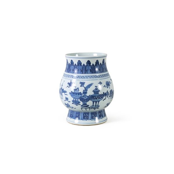 Vaso in porcellana bianca e blu  (Cina, XIX-XX Sec.)  - Asta Dipinti Antichi, Arredi, Sculture e Oggetti d'Arte - Colasanti Casa d'Aste