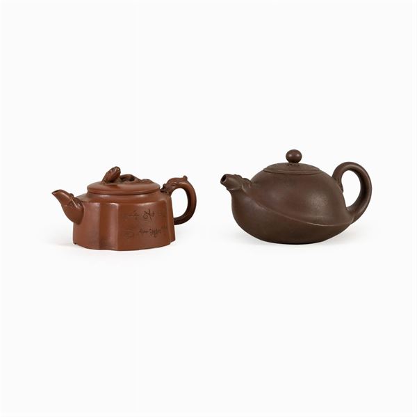 Gruppo di due teiere in terracotta  (Cina, XX Sec.)  - Asta Dipinti Antichi, Arredi, Sculture e Oggetti d'Arte - Colasanti Casa d'Aste