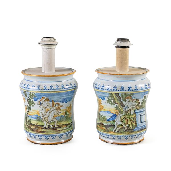 Coppia di albarelli in maiolica elettrificati