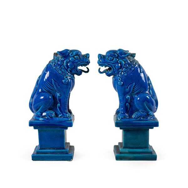 Coppia di cani di Pho in ceramica invetriata  (Cina, XX Sec.)  - Asta Dipinti Antichi, Arredi, Sculture e Oggetti d'Arte - Colasanti Casa d'Aste