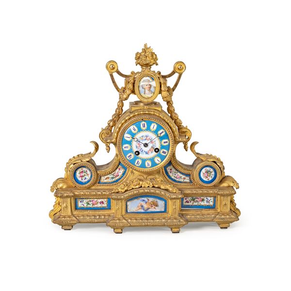 Orologio da tavolo in bronzo dorato e porcellana