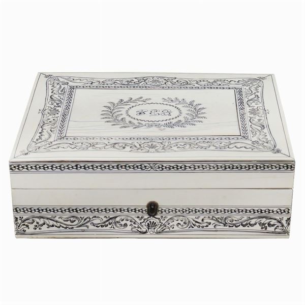 Scatola rettangolare in legno di sandalo e osso  (Inghilterra, XIX-XX Sec.)  - Asta Dipinti Antichi, Arredi, Sculture e Oggetti d'Arte - Colasanti Casa d'Aste