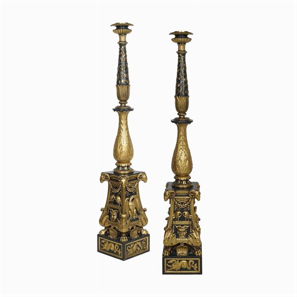 Coppia di torcieri in bronzo dorato e brunito
