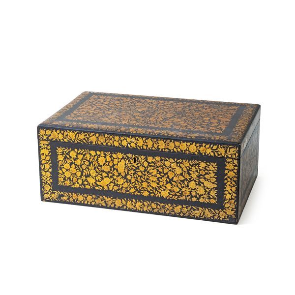 Rectangular  lacquered wood box