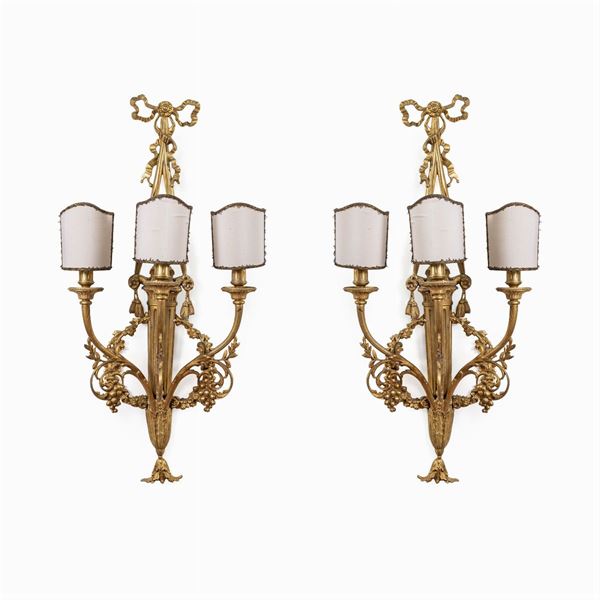 Coppia di applique a tre luci in bronzo dorato