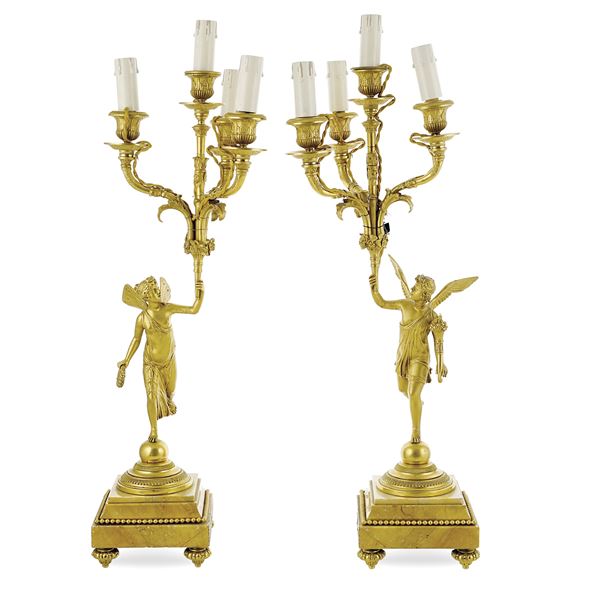 Coppia di candelabri elettrificati in bronzo dorato