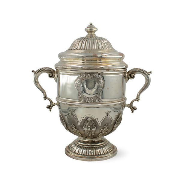 Silver cup with lid and vermeil  (Italy, 20th century)  - Auction Fine Silver and the Art of the Table - Colasanti Casa d'Aste