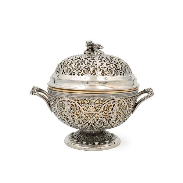 Silver and vermeil cup, with lid  (Italy, 20th century)  - Auction Fine Silver and the Art of the Table - Colasanti Casa d'Aste