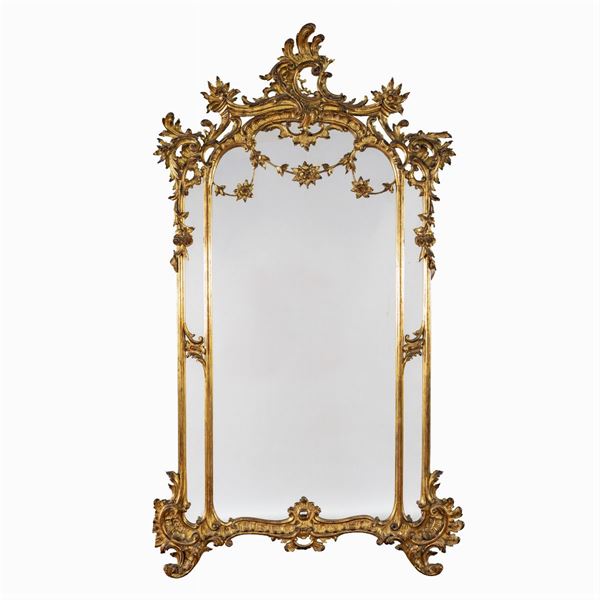 Specchiera in legno dorato e intagliato