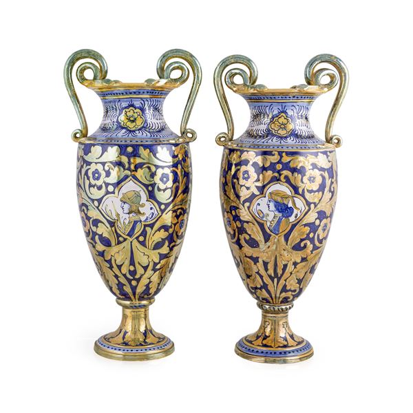 Coppia di vasi biansati in maiolica