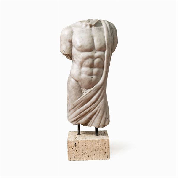 Torso virile in marmo bianco