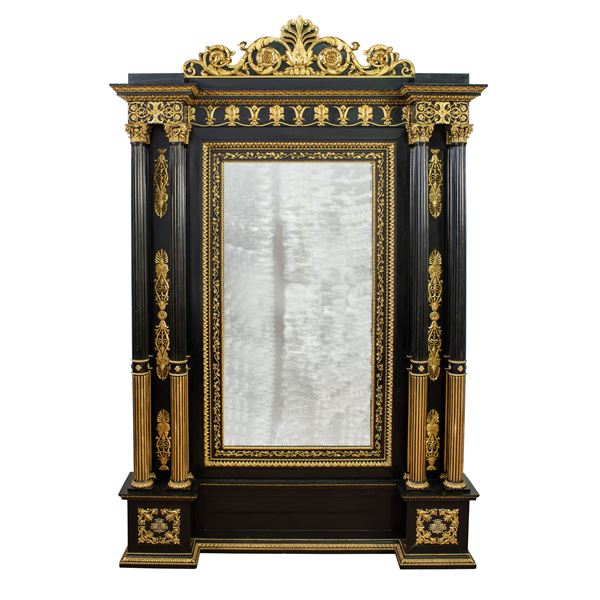 Grande specchiera in legno intagliato, laccato e dorato  (Italia, 1840-1850)  - Asta Arredi, Sculture, Dipinti Antichi e del XIX Secolo - I - Colasanti Casa d'Aste