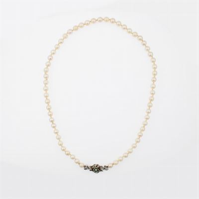 Collana Ad un Filo di Perle Coltivate 7,5 MM. con Chiusura in Oro Bianco 18kt