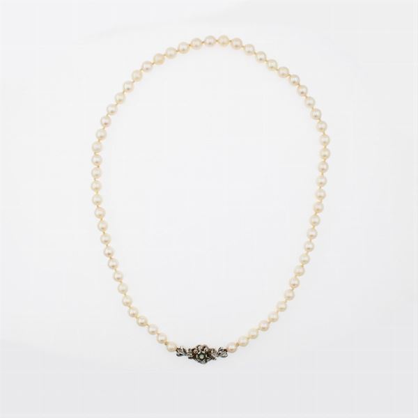 Collana ad un filo di perle coltivate 7,5 mm. con chiusura in oro bianco 18kt