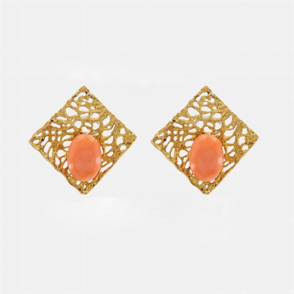 Orecchini a lobo in oro giallo 18kt e corallo  - Asta Asta a Tempo Web Only - Colasanti Casa d'Aste