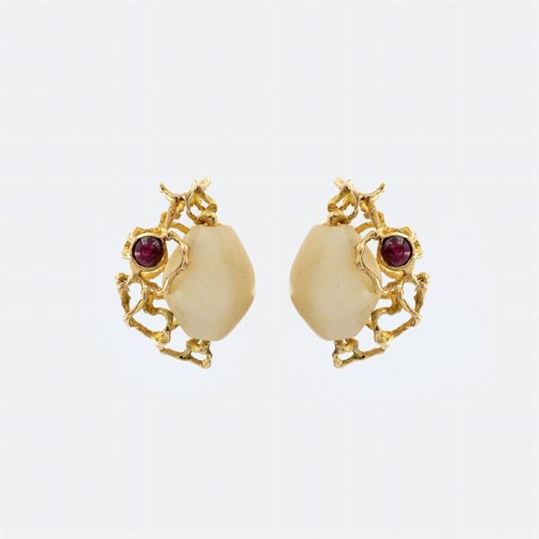 Orecchini a lobo in oro giallo 18kt madreperla e rubini  - Asta Asta a Tempo Web Only - Colasanti Casa d'Aste