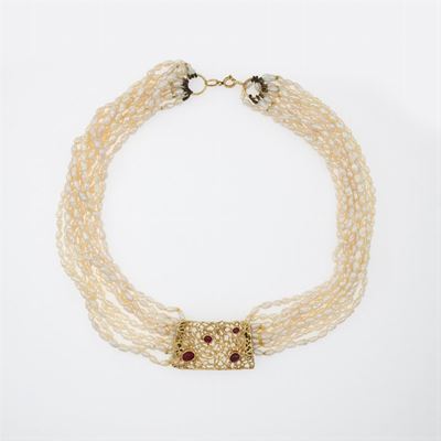 Collana a 10 Fili di Perle di Fiume Centrale e Chiusura in Oro Giallo 18kt e Rubini