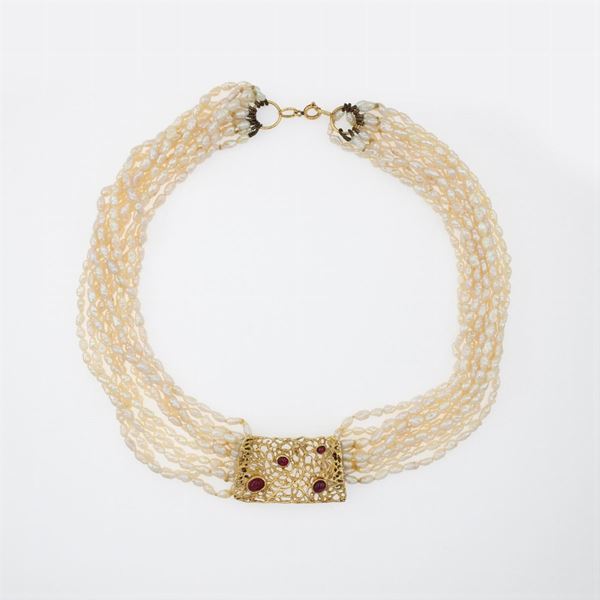 Collana a 10 fili di perle di fiume centrale e chiusura in oro giallo 18kt e rubini