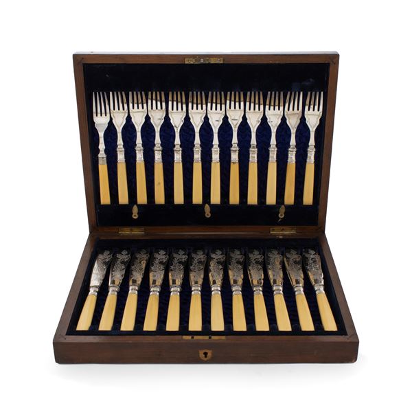 Sheffield plate cutlery set with bone handles (24)  (England, 19th-20th century)  - Auction Fine Silver and the Art of the Table - Colasanti Casa d'Aste