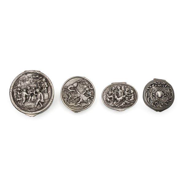 Gruppo di portapillole in argento (4)  (XIX - XX Sec.)  - Asta Argenti e l'Arte della Tavola - Colasanti Casa d'Aste