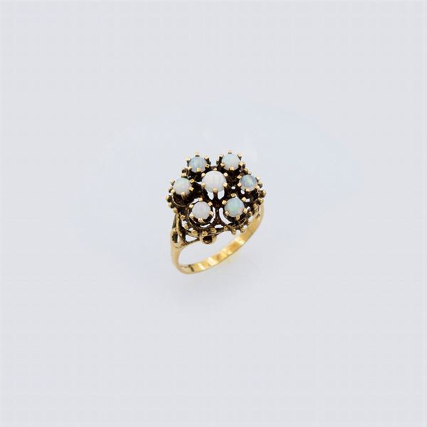 Anello in oro giallo 14kt con sette opali arlecchino