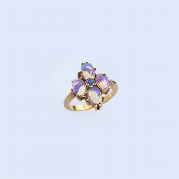 Anello in oro giallo 14kt con cinque opali arlecchino