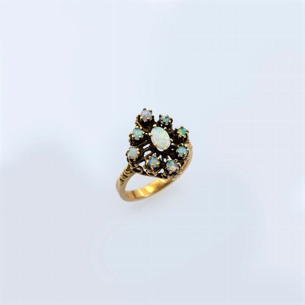 Anello in oro giallo 14kt con nove opali arlecchino