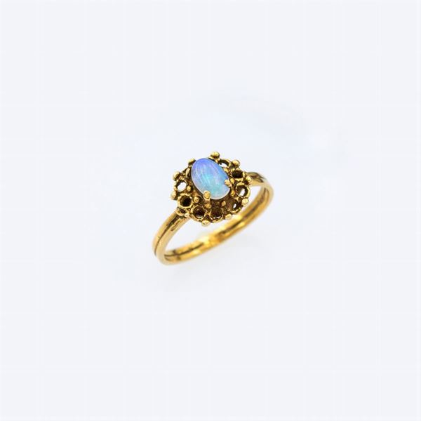 Anello in oro giallo 14kt con un opale arlecchino