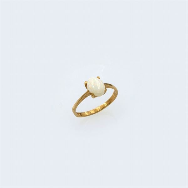 Anello in oro giallo 14kt con un opale arlecchino