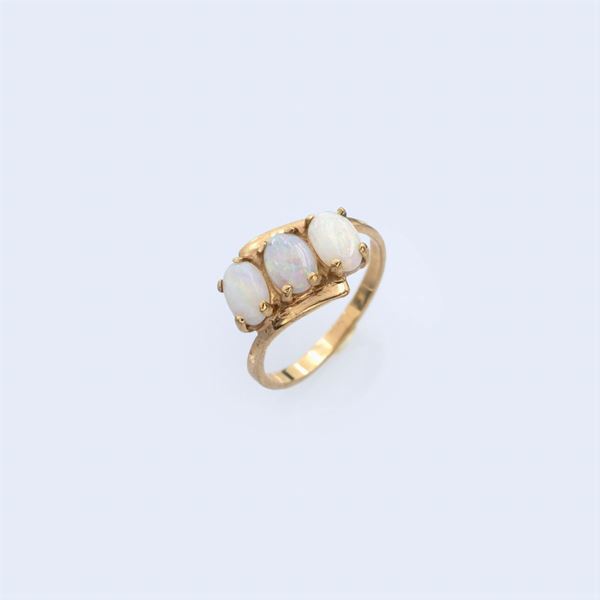 Anello in oro giallo 14kt con tre opali arlecchino
