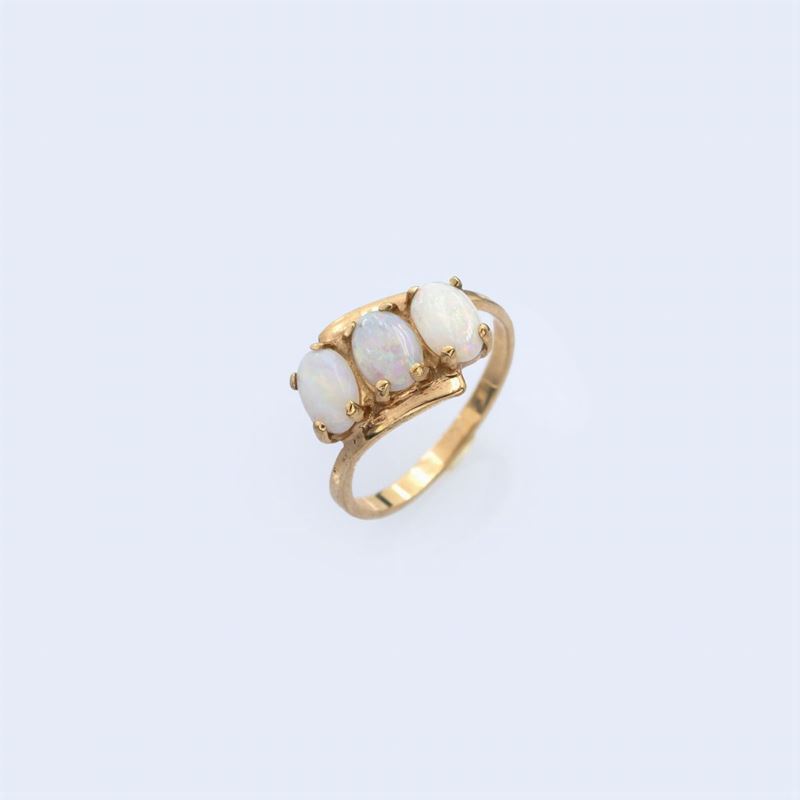 Anello in Oro Giallo 14kt con Tre Opali Arlecchino
