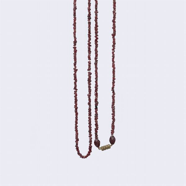 Lunga collana di granati, lunghezza 135 cm.