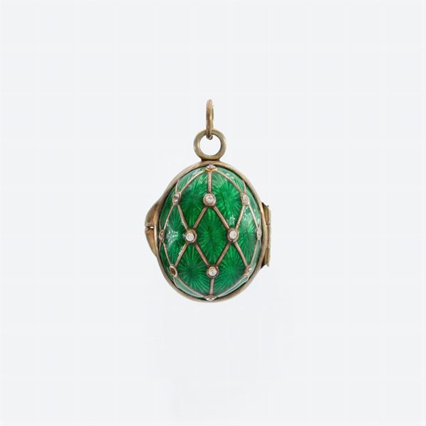 Pendente uova in argento dorato e smalto verde e pietre sintetiche