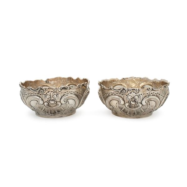 Pair of small silver bowls (2)