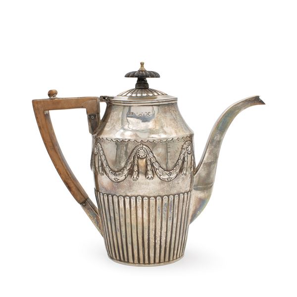 Silver coffee pot  (London, 1889)  - Auction Fine Silver and the Art of the Table - Colasanti Casa d'Aste