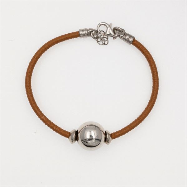 Bracciale in argento e cuoio diametro 6 cm.