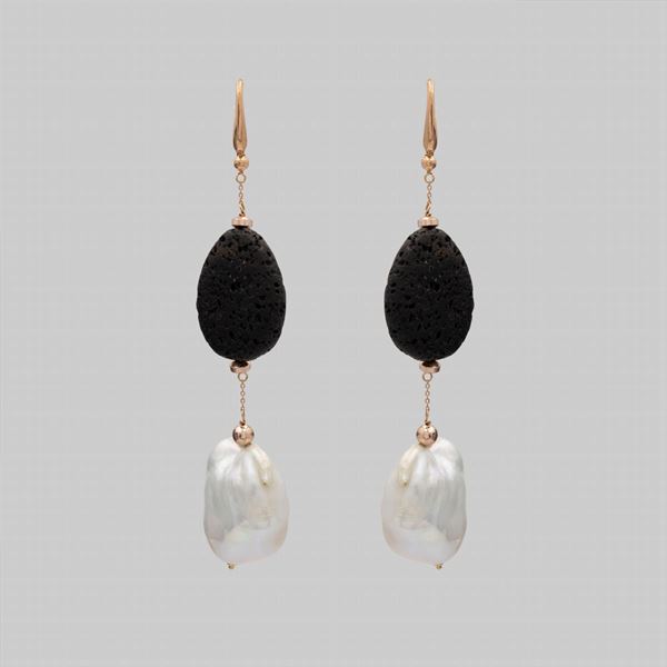 Orecchini pendenti in oro giallo 18kt pietra lavica e perla scaramazza di acqua dolce
